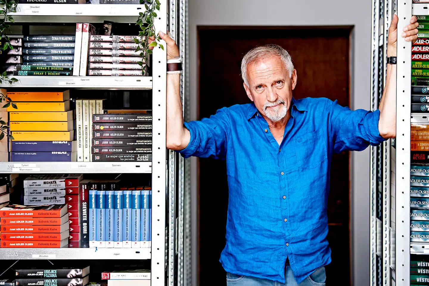 På kontoret fylder Jussi Adler-Olsens udenlandske udgivelser adskillige reoler.