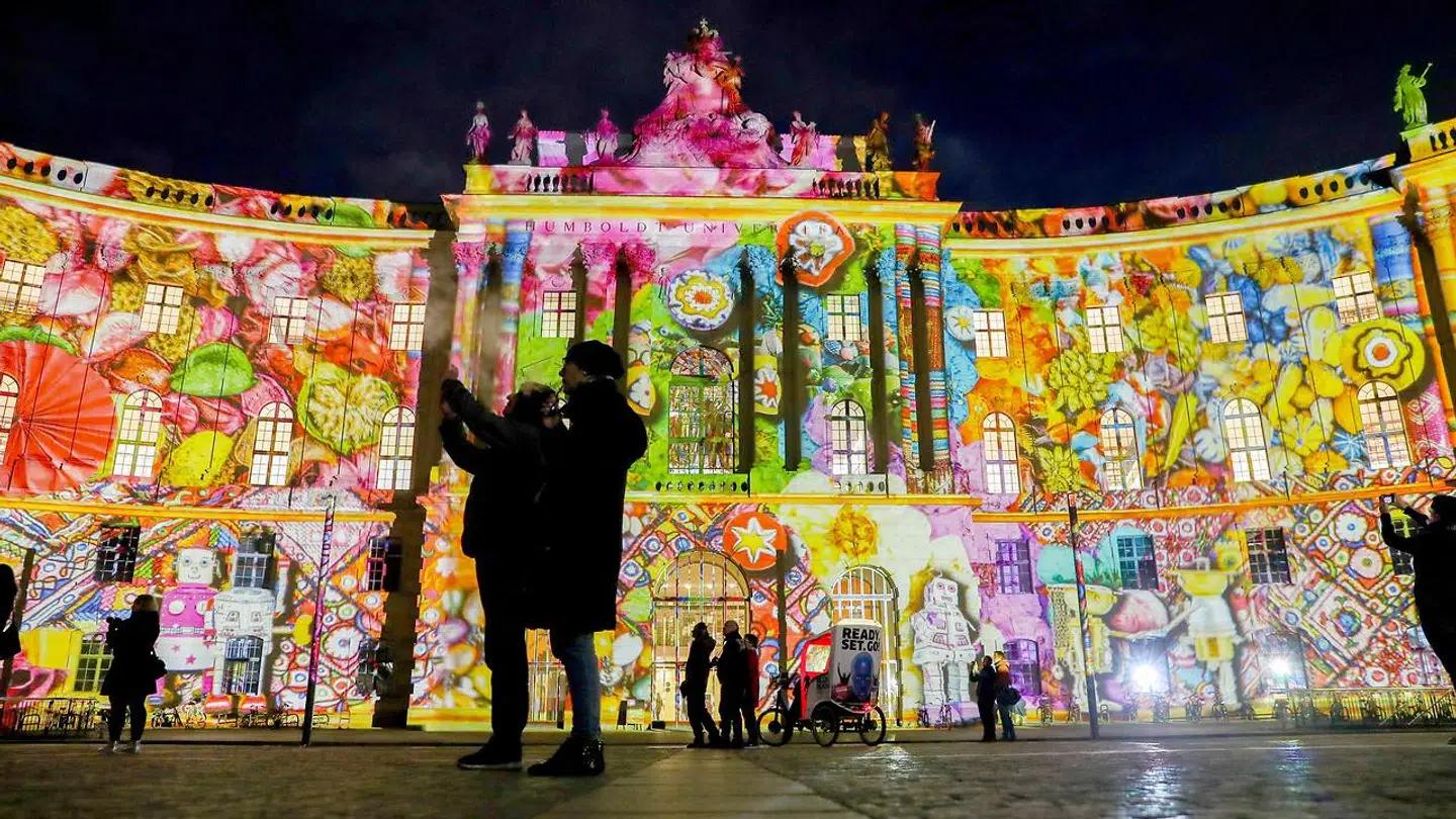 Biblioteket på Humboldt-universitetet i et farverigt skær.