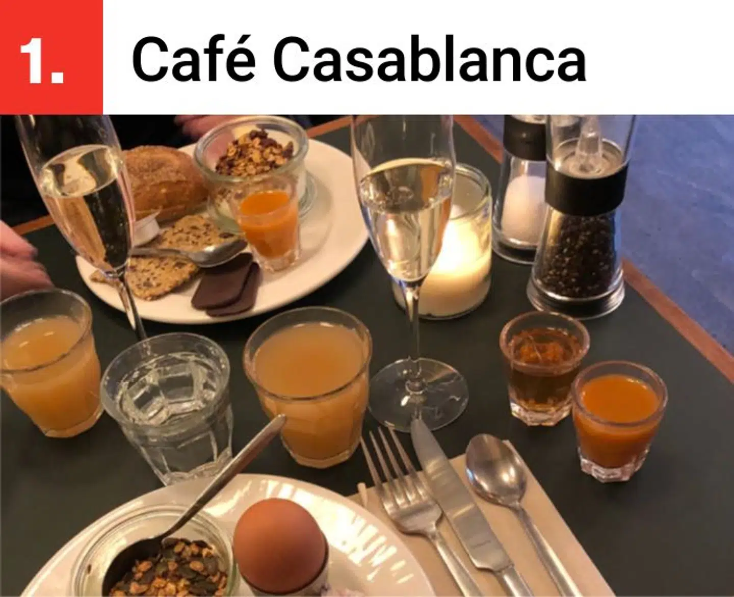 På Café Casablanca kan du starte dagen med et glas champagne.