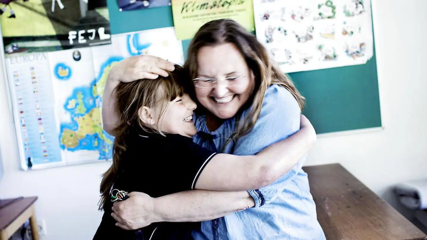 Næste år kan der være dobbelt så mange lærere til at give et kram til de yngste elever i timerne på Aalborg Kommunes skoler. Arkivfoto.