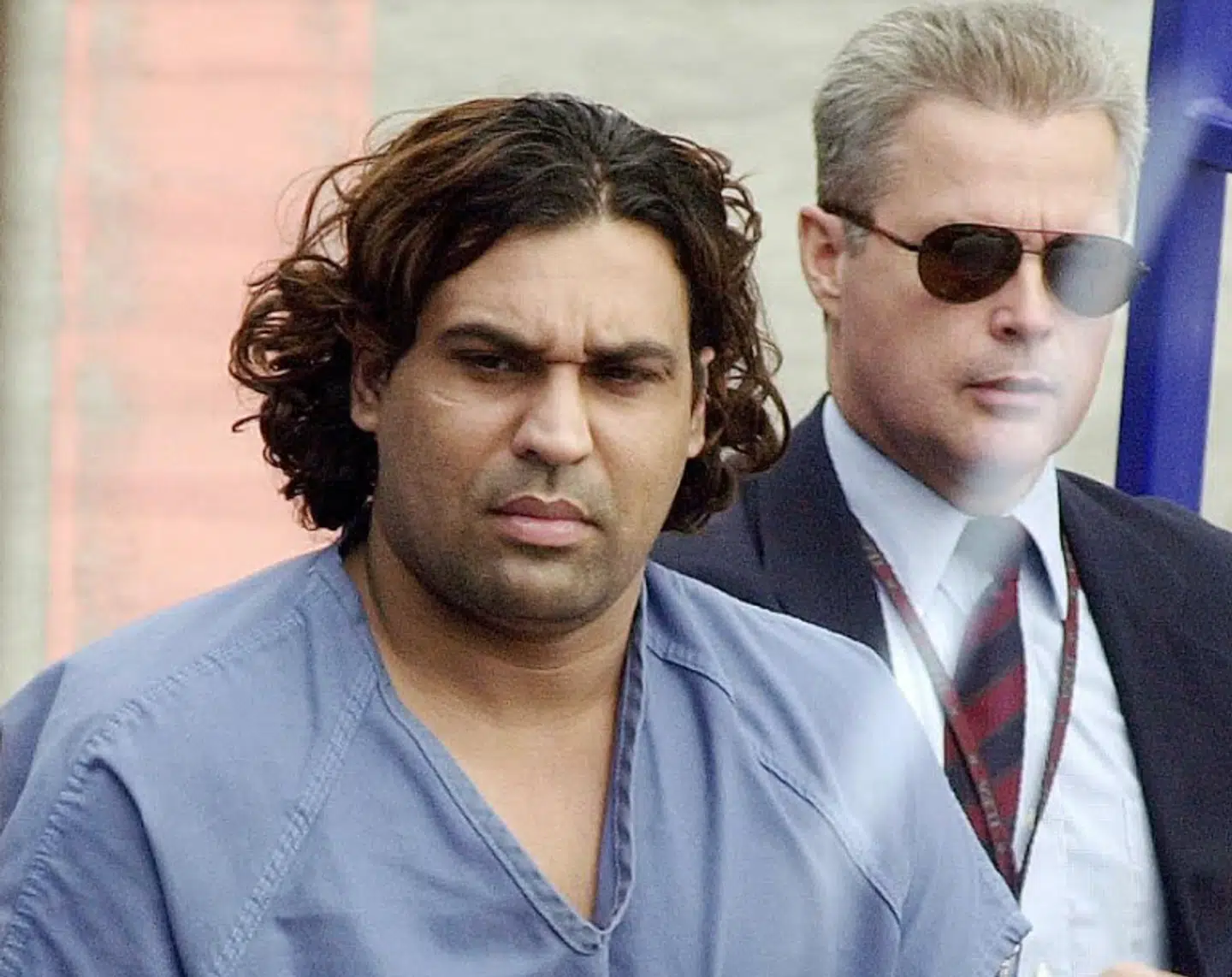 Den indiske verdensmand og kvindebedårer Sanja Sharma blev idømt livstid for et dobbeltdrab på Fanø. Nu bliver han hovedperson i en stor, amerikansk dokumentar. Her ses han ved udleveringen til dansk politi i sommeren 2000.