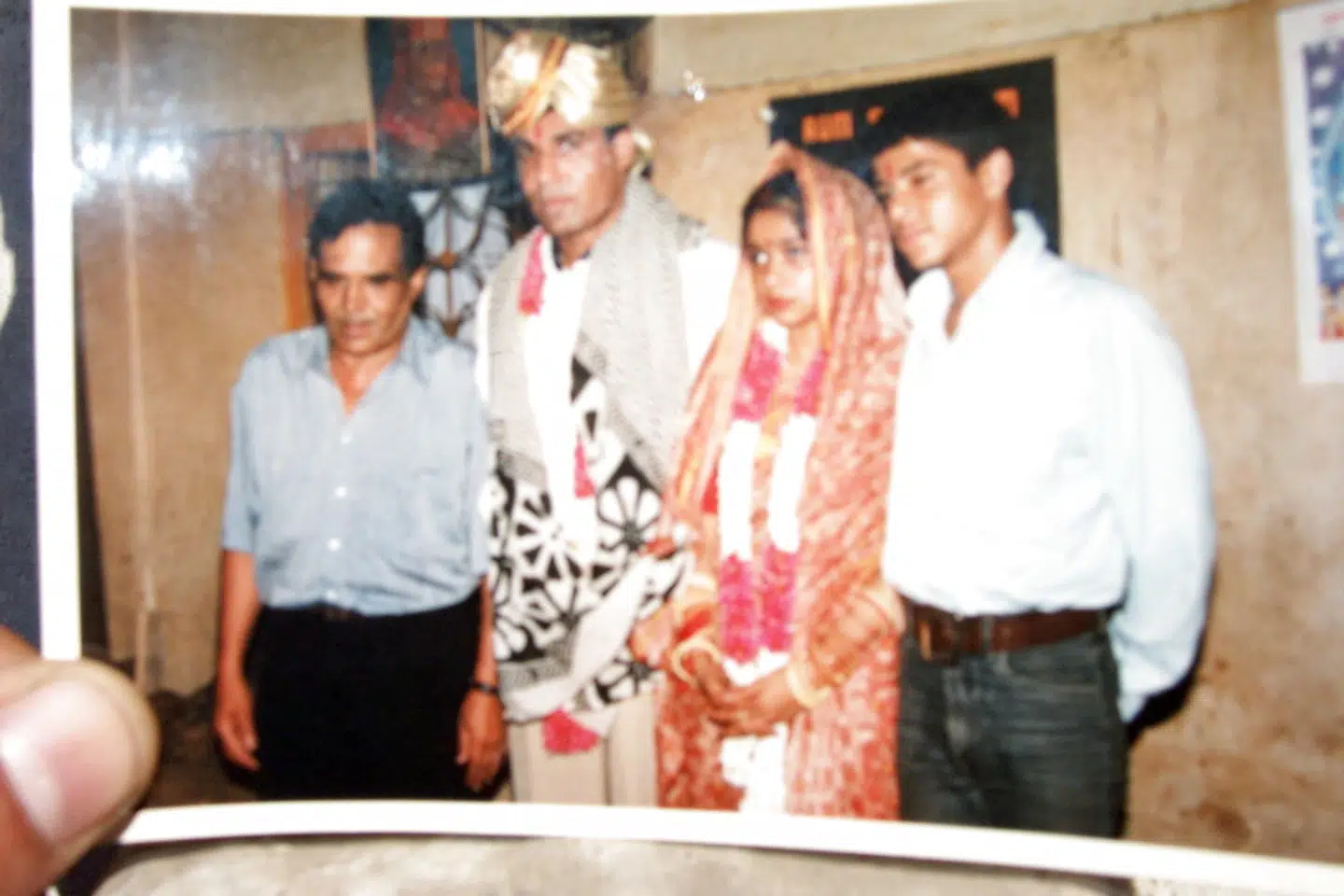 Bryllupsbillede taget ved Razi Singh og Sanjay Sharmas bryllup 8. juli 1997. Vielsen fandt sted i et tempel uden for New Delhi. Til venstre for bruden står hendes bror Samrad Singh og til højre for gommen står hans far, Bodhraj Sharma.