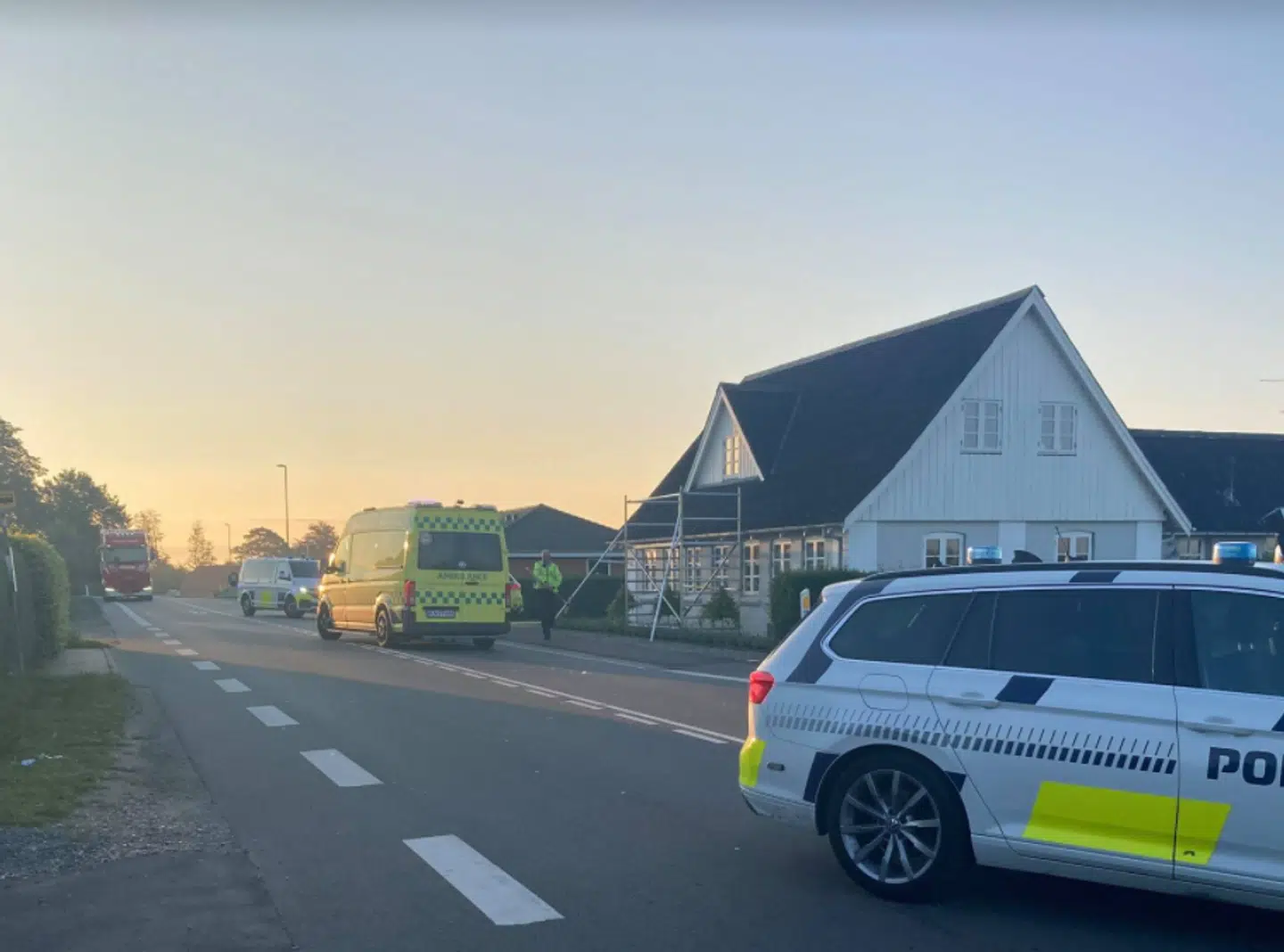 Ulykkesstedet blev hurtigt fyldt med mennesker, fortæller Mila Dahl Davidsen. Hun oplevede, at der var fyldt med professionelle, som prøvede at hjælpe søsteren.