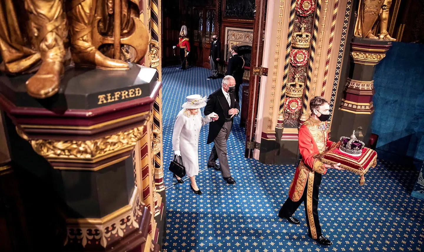 Her hvor Dronning Elizabeth og prins Charles går, vil dronningen komme til at ligge i tre dage, for at offentligheden kan tage afsked. Arkivfoto.