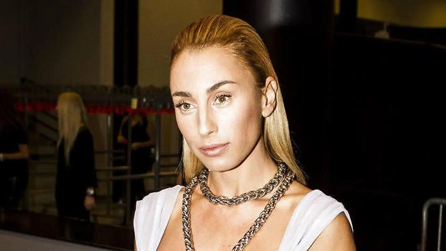 Medina kæmper med en kvindelig stalker.