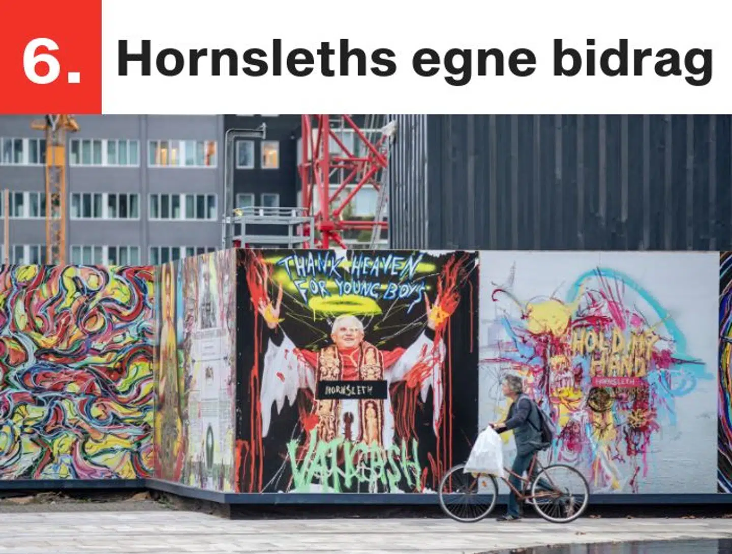 På Kalvebod Brygge pryder 135 meter Hornsleth-kunst et hegn ind til en byggeplads.