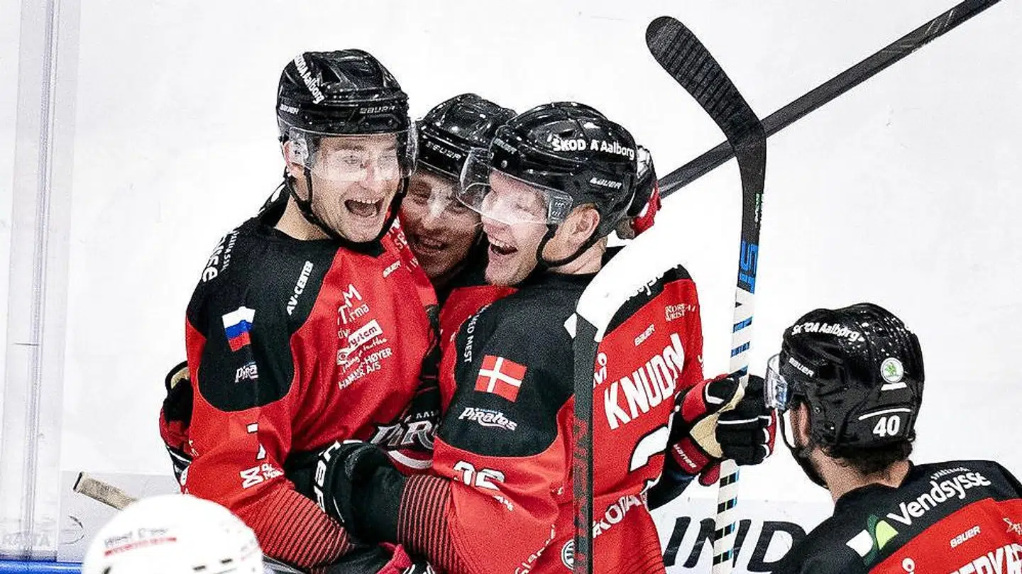 Jubel i Aalborg Pirates. Fredag aften kunne Kiril Kabanov (tv) & Co. tager tre point mod Odense. Arkivfoto fra sidste sæsons semifinaler mod Esbjerg Energy.