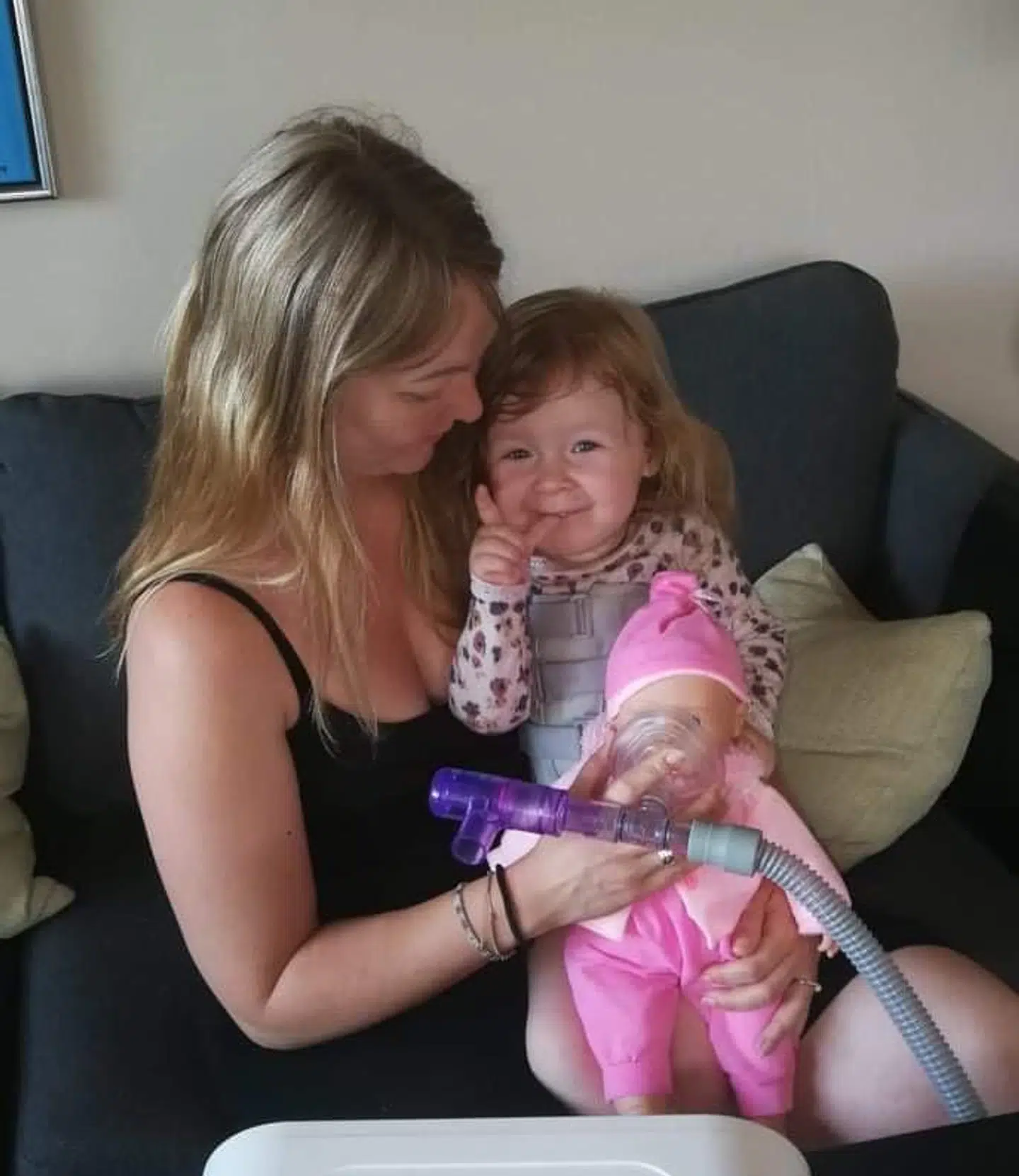 Hver morgen skal Olivia bruge en såkaldt cpap-maskine, cirka fem minutter. Den hjælper med at løsne slim, så det ikke sætter sig og bliver til en lungebetændelse. Foto: Privat.