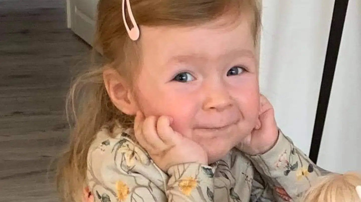 Olivia lider af såkaldt Spinal muskelatrofi, som man fødes med, hvis begge forældre er bærere af et særligt gen. Foto: Privat.