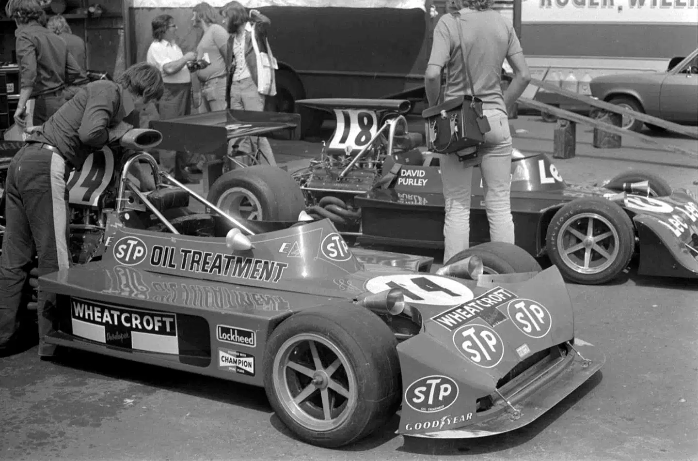 Roger Williamsons og David Purleys (bagerst) March-biler inden starten på Hollands Grand Prix 1973.