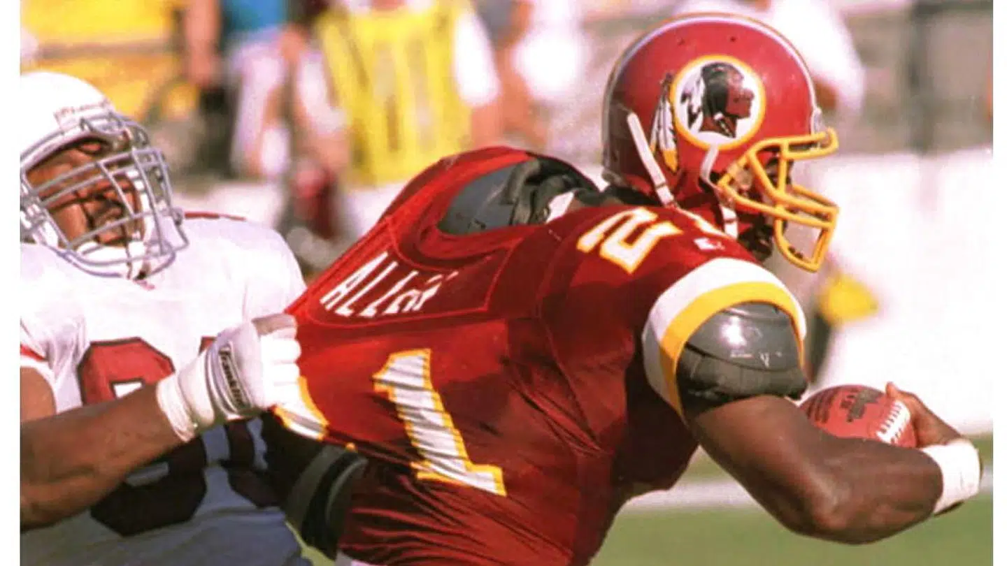 Keith McCants (tv) i aktion for Phoenix Cardinals.