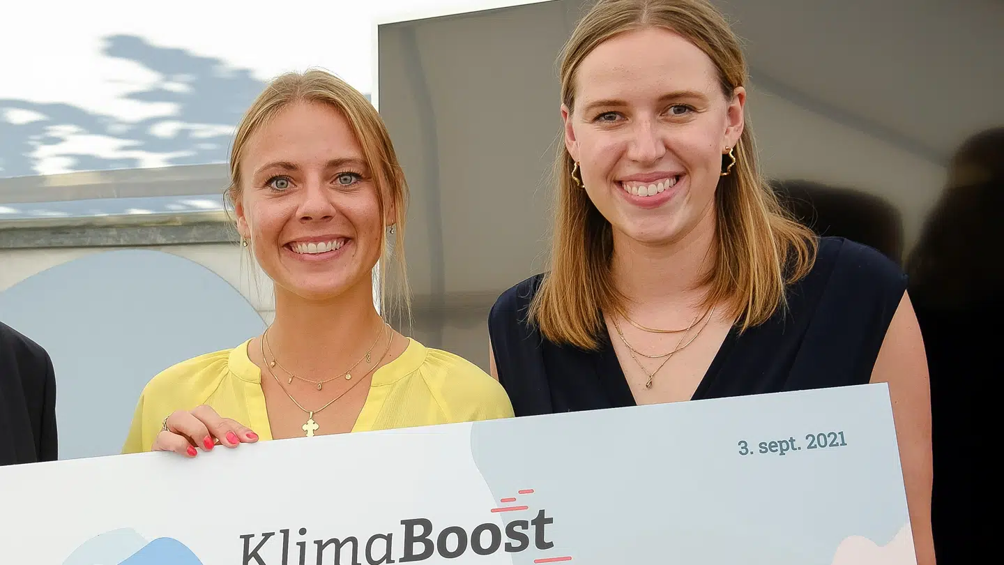 Simone Westergaard til venstre og Frederikke Dahl til højre står med beviset på, at de har vundet prisen som Årets Klimaiværksætter.