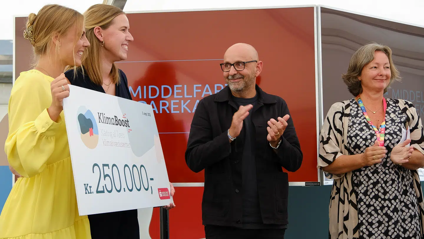 Der blev klappet af de to iværksættere. To af de fem dommere, Flemming Møldrup og Theresa Blegvad, klapper af de to kvinder.