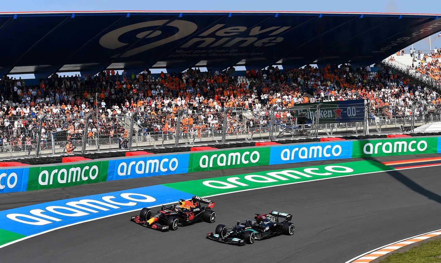 Max Verstappen (t.v.) og Lewis Hamilton side om side under den indledende træning til Hollands Grand Prix.