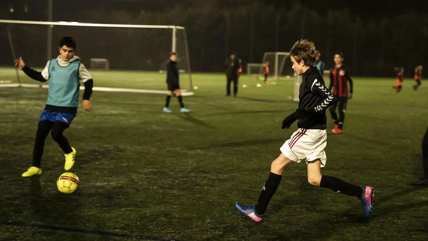 Også i serierækkerne, med dårlige baner og dårligt lys, går man op i fodbold. Torsdag aften blev en breddekamp afbrudt efter trusler mod dommeren. Arkivfoto fra træning i BK Vestia.