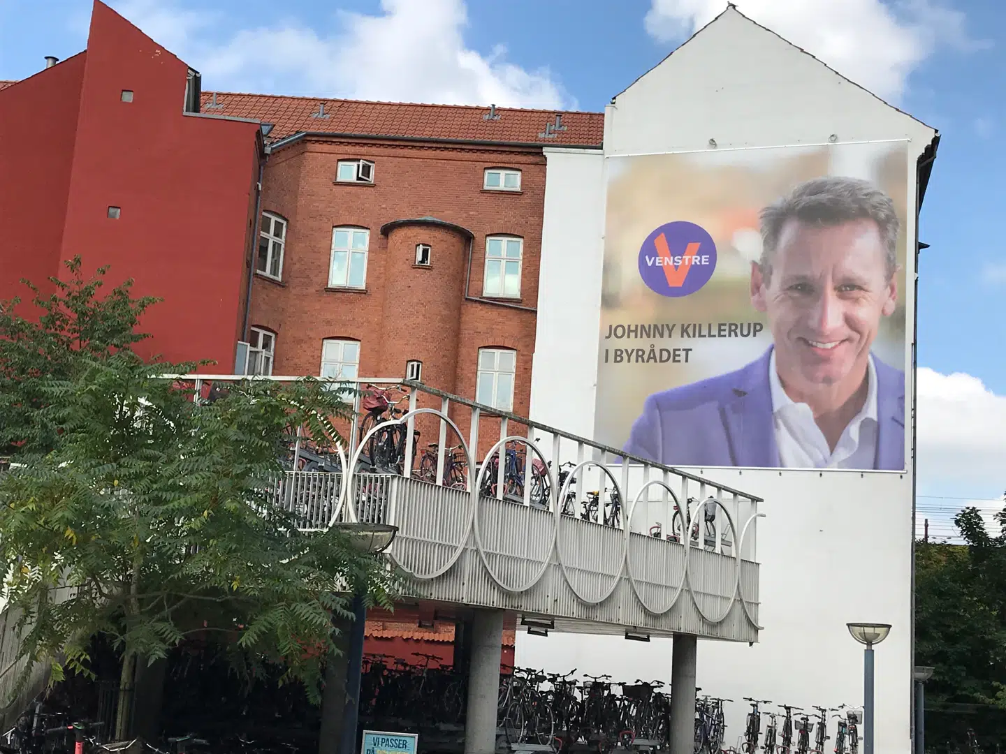 Siden 16. juli har dette megabanner prydet en facade i det centrale Odense. Snart bliver det skiftet ud med nyt Johnny Killerup-banner. Foto: Asger Bach Holst