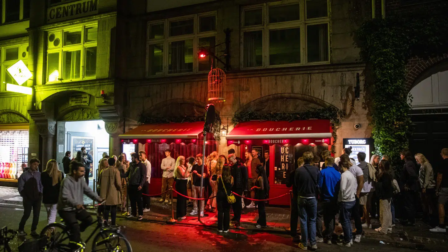 Nattelivsgæster foran La Boucherie.