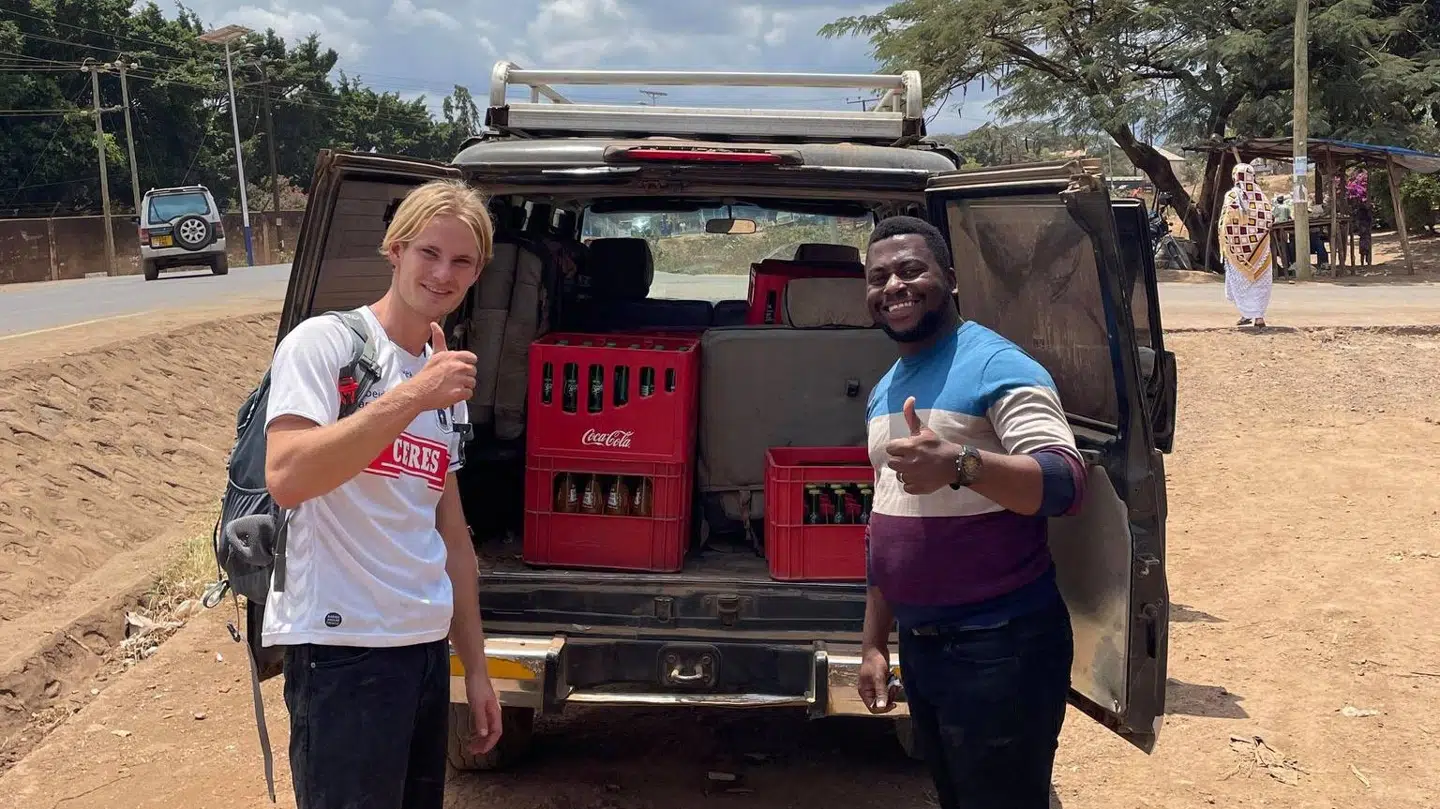 22-årige Johan Jørgensen står her sammen med skoleinspektøren, efter de har købt litervis af sodavand til skolefesten.