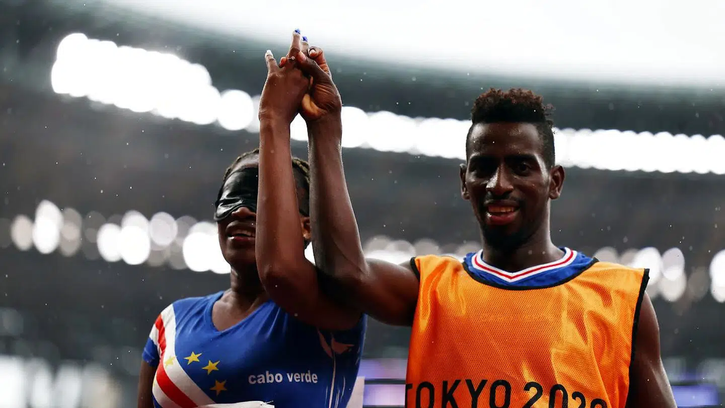 Keula Nidreia Pereira Semedo fra Kap Verde viser sin forlovelsesring frem sammen med sin nu forlovede, guide Manuel Antonio Vaz de Vega.