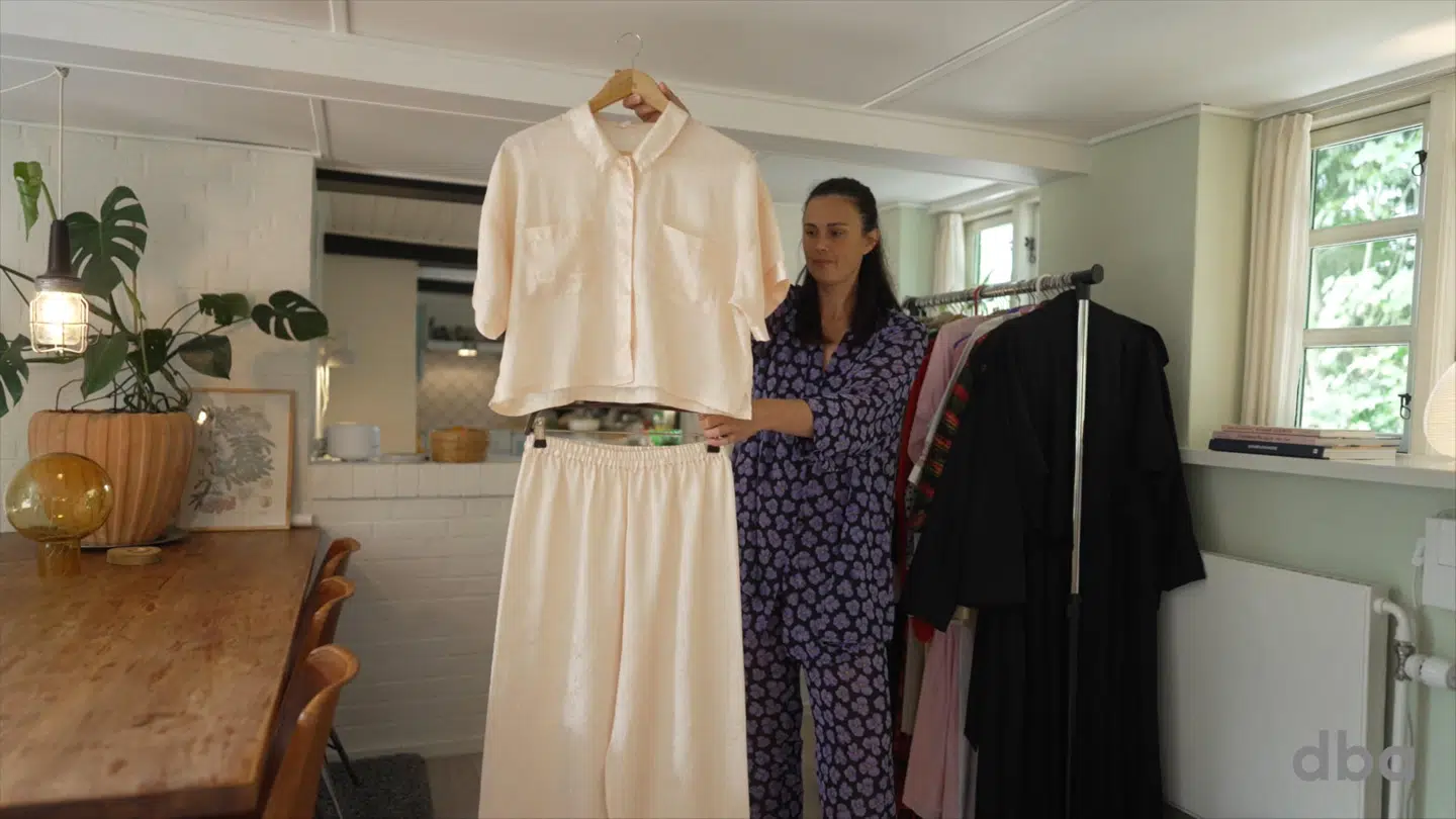 Når Anne Lund tager sine ugentlige ture i genbrugen, er det både tøj, møbler og legetøj, der jagtes efter.