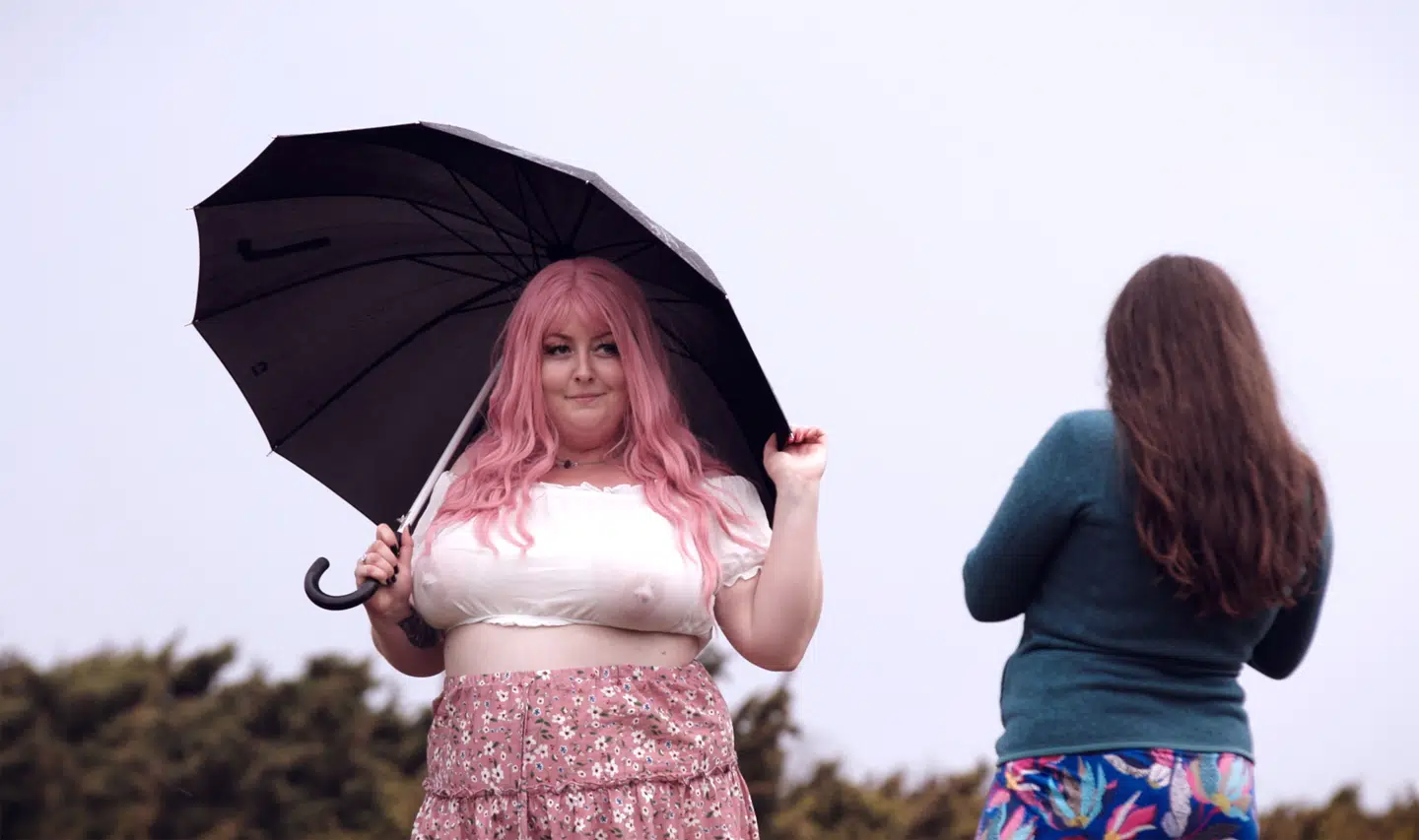 Veninderne Natasha og Sascha i 'Våde veninder'.