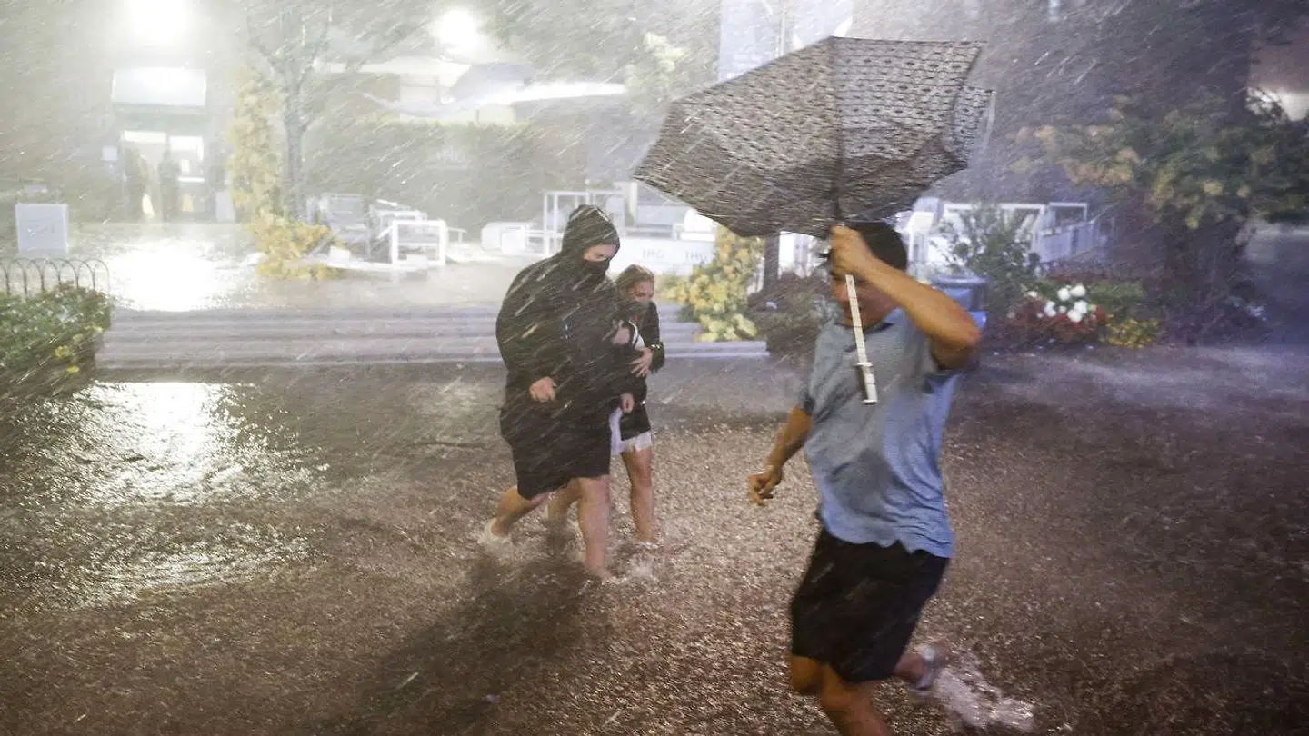 Folk flygter fra de massive vandmasser i Queens, New York.