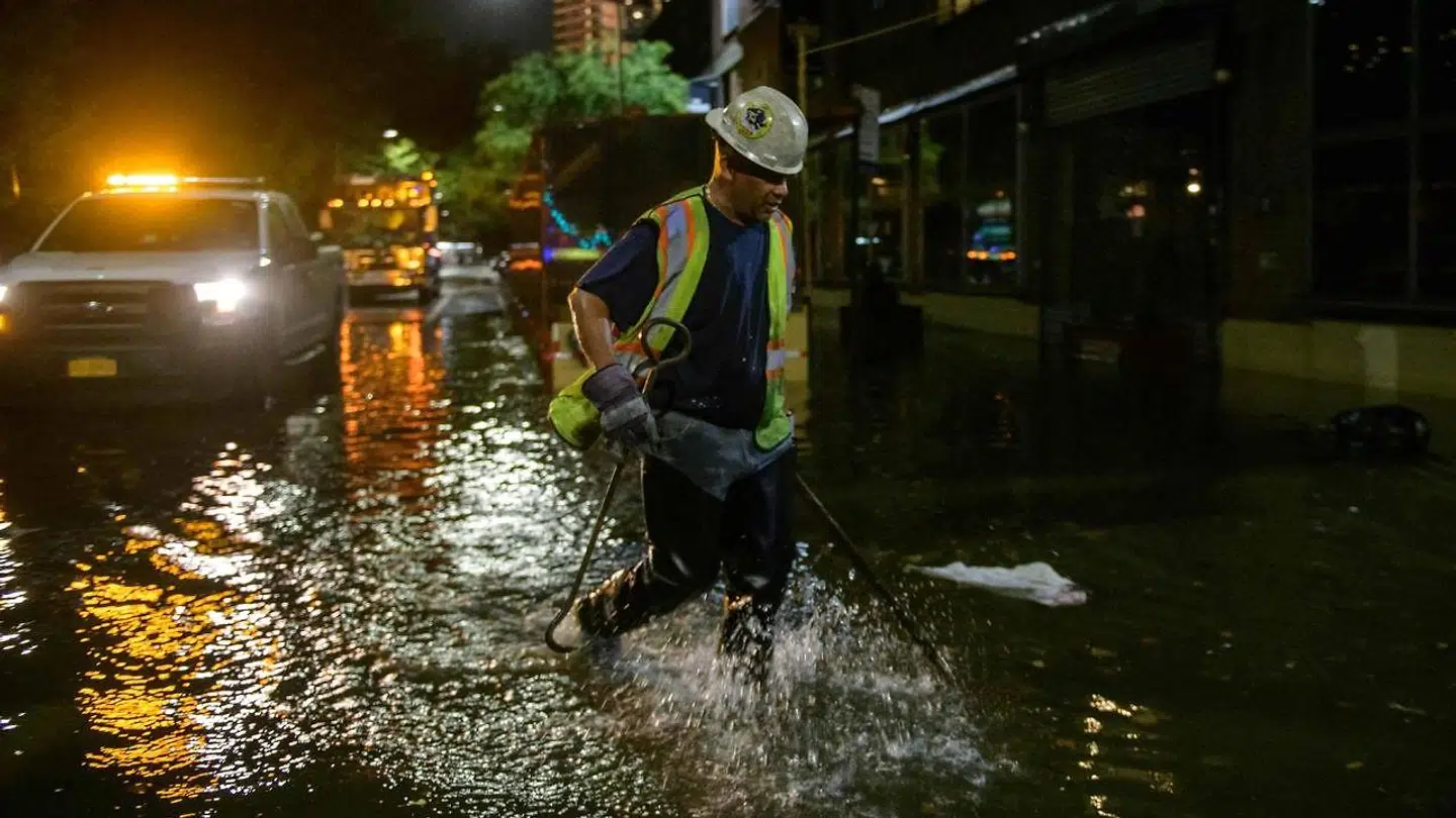 New York har set historiske vandmasser falde fra himlen det seneste døgn.