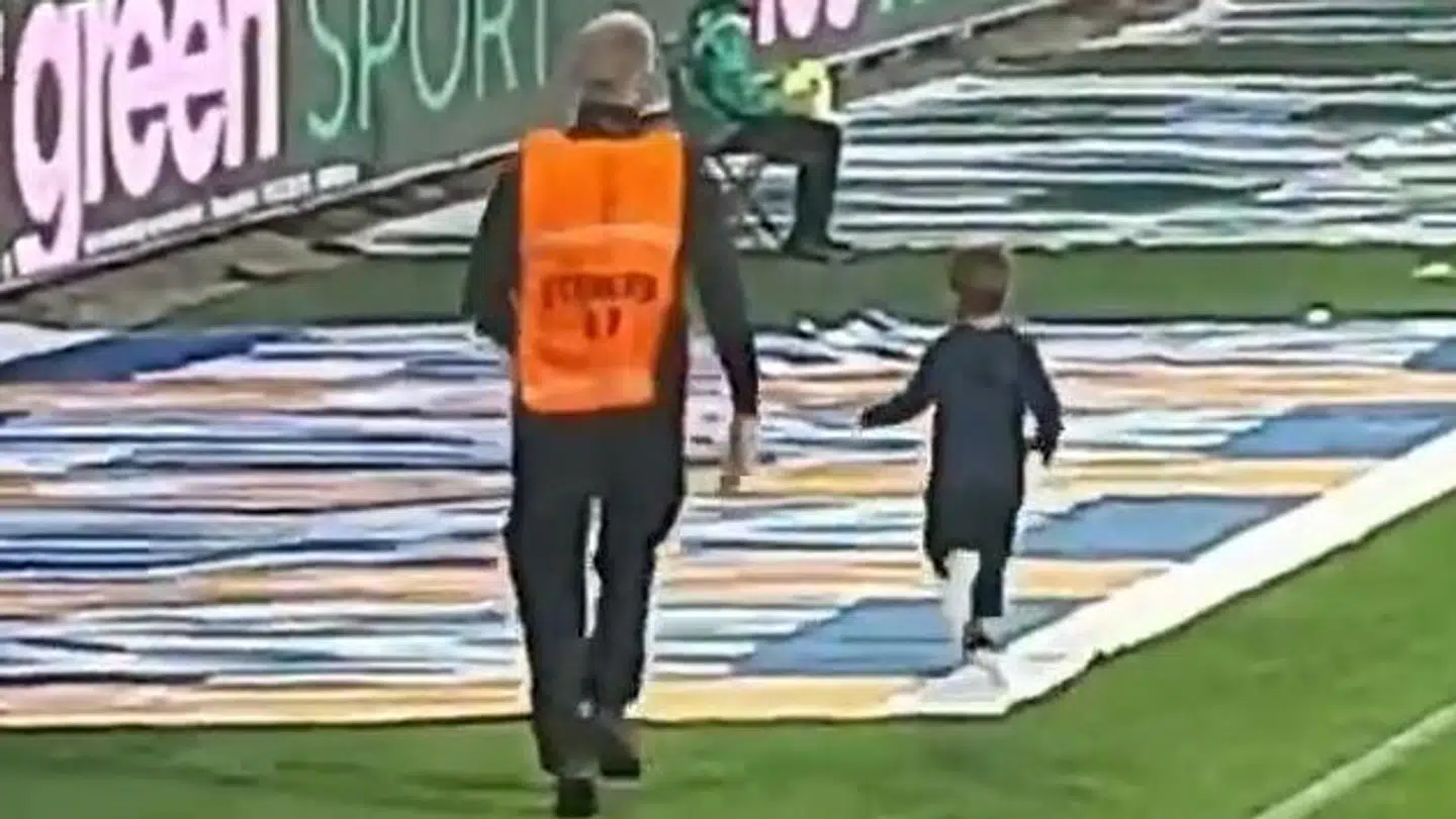 Mens moren så til fra tilskuerpladserne, løb hendes søn rundt på Aalborg Stadions grønsvær.