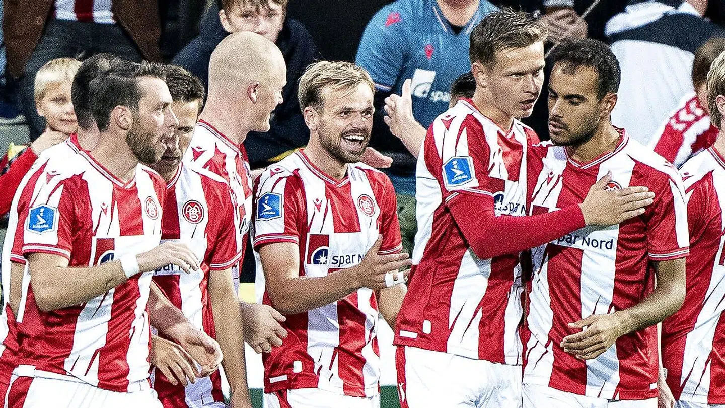 Jubel blandt AaBs spillere over 2-1-målet i sejren over FC Nordsjælland. I første halvleg kunne hele stadion juble over en ung, ivrig baneløber.