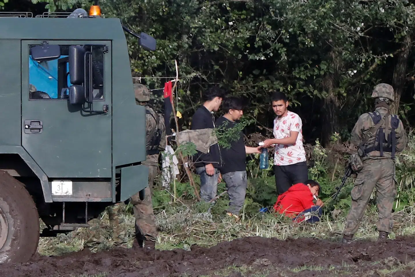 Polske grænsevagter stopper en gruppe illegale migranter ved grænsen mellem Polen og Hviderusland. Polens præsident indførte torsdag nødretstilstand nær grænsen til Hviderusland. Kacper Pempel/Reuters