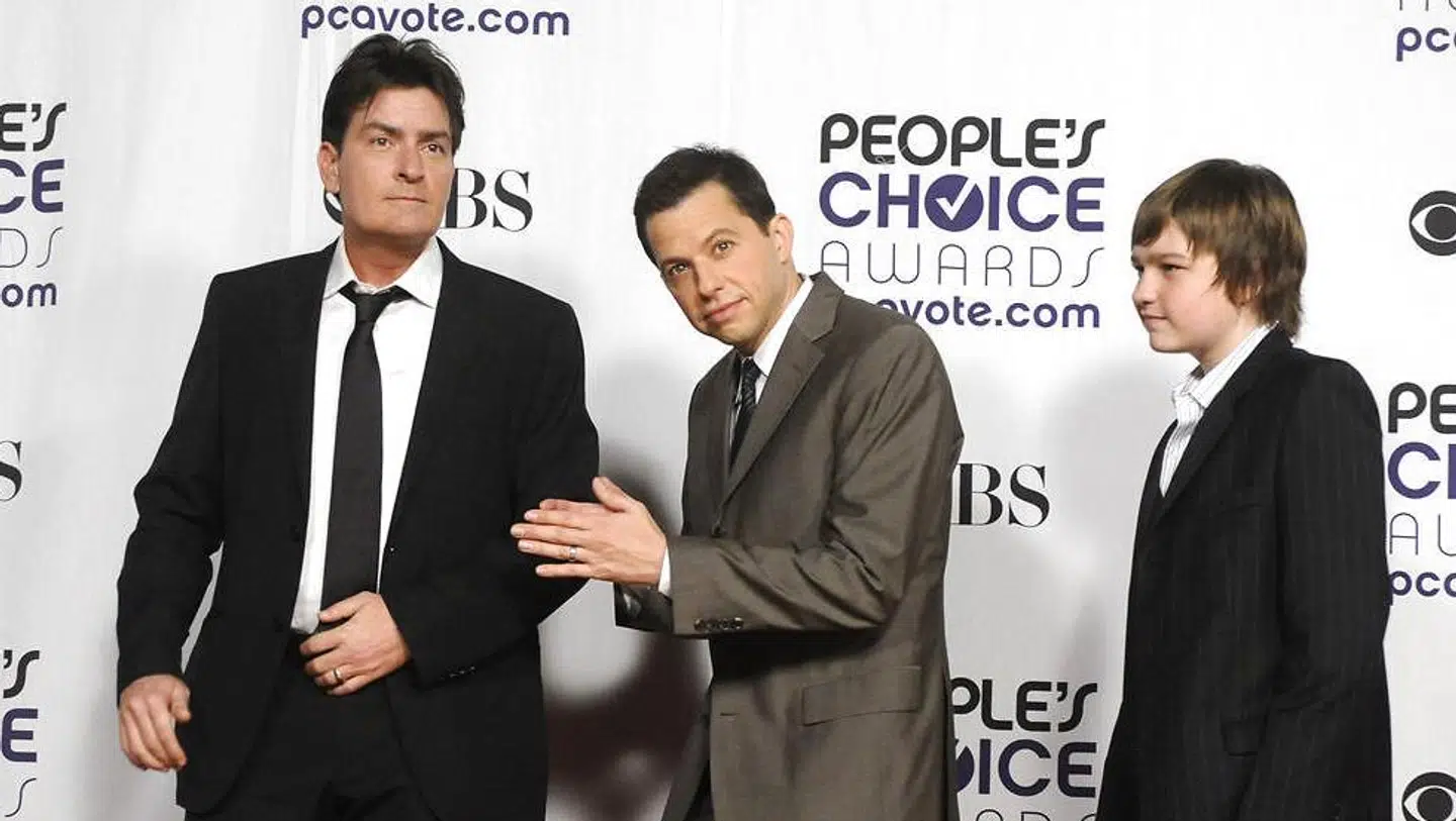 Actors Charlie Sheen (tv) og Jon Cryer (midt) ses sammen med Angus T. Jones i 2009.