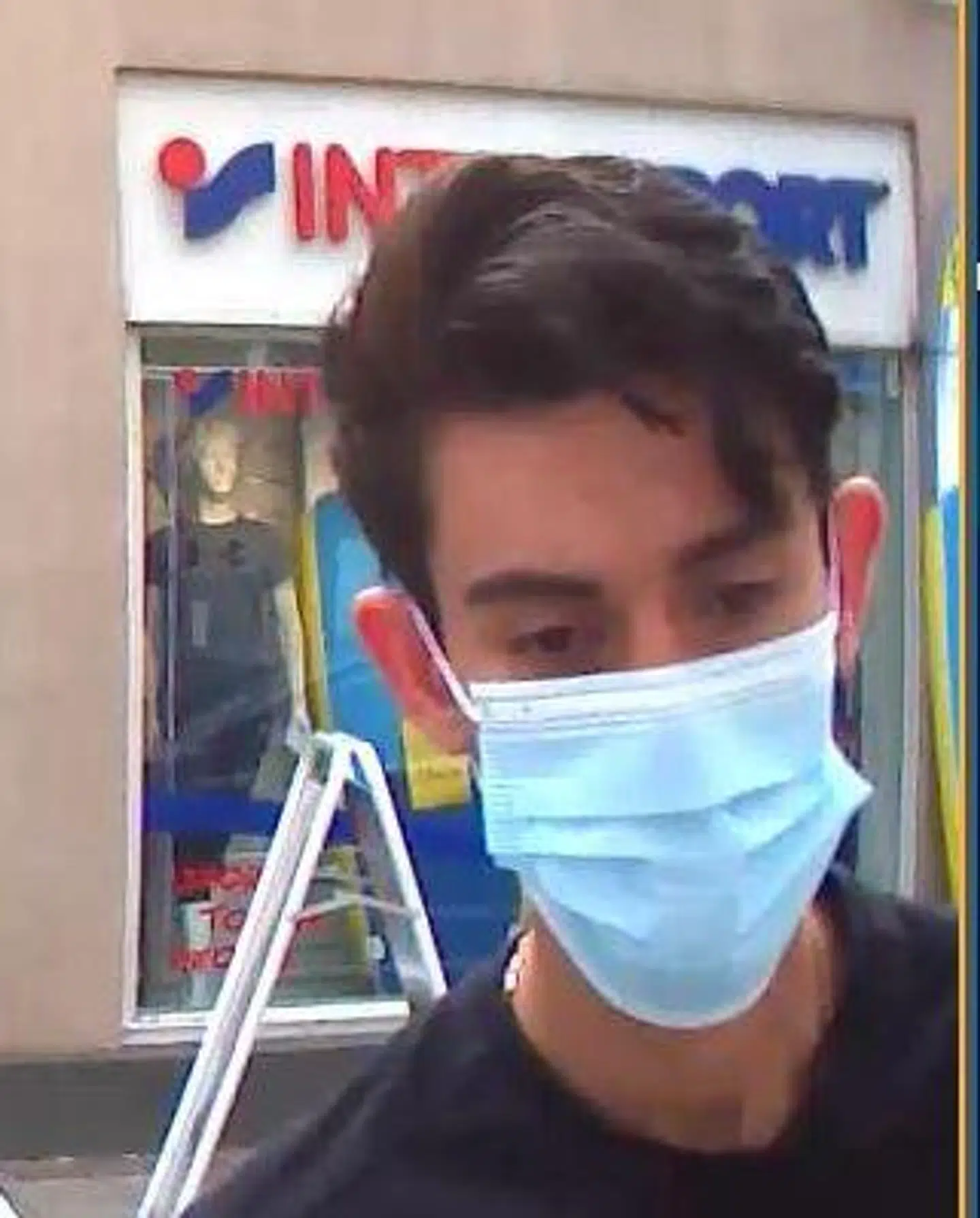 Denne mand er sammen med en anden efterlyst for bedrageri. Foto: Politiet