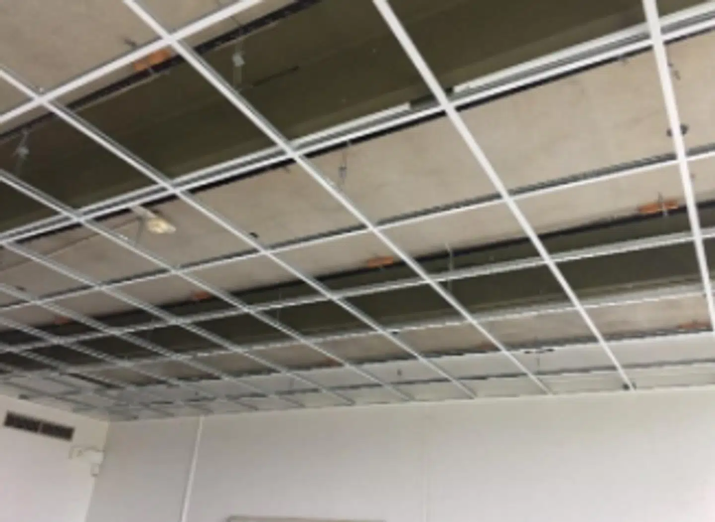 Betonelementerne i etageadskillelsen bøjer nogle steder under vandret med op til 45 millimeter. Normalen er 20,5 millimeter. Foto: Aktindsigt i 'Vurdering af de eksisterende etagedæk'