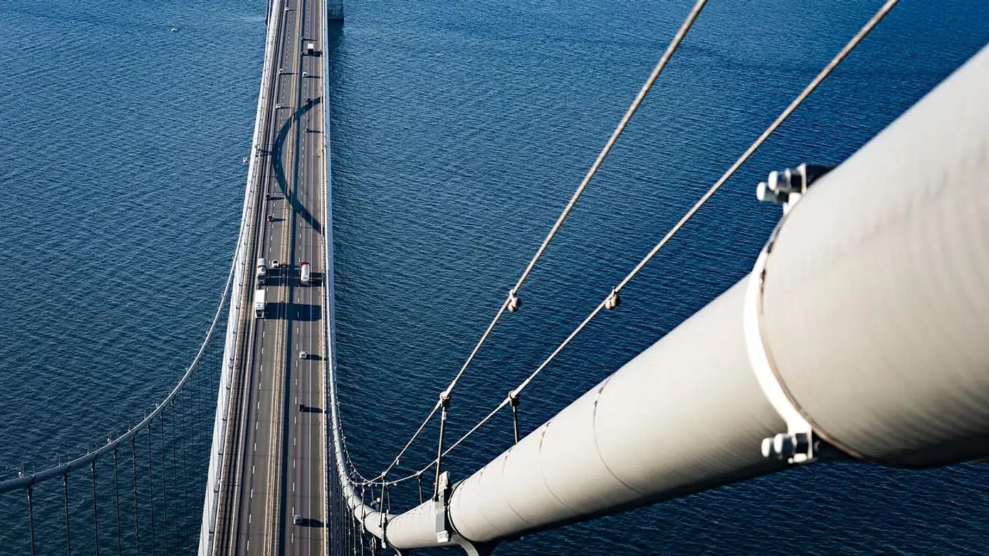 Juletræ med lys tændes på toppen af de 254 meter høje pyloner på Storebæltsbroen, fredag den 27. november 2020.. (Foto: Emil Helms/Ritzau Scanpix)