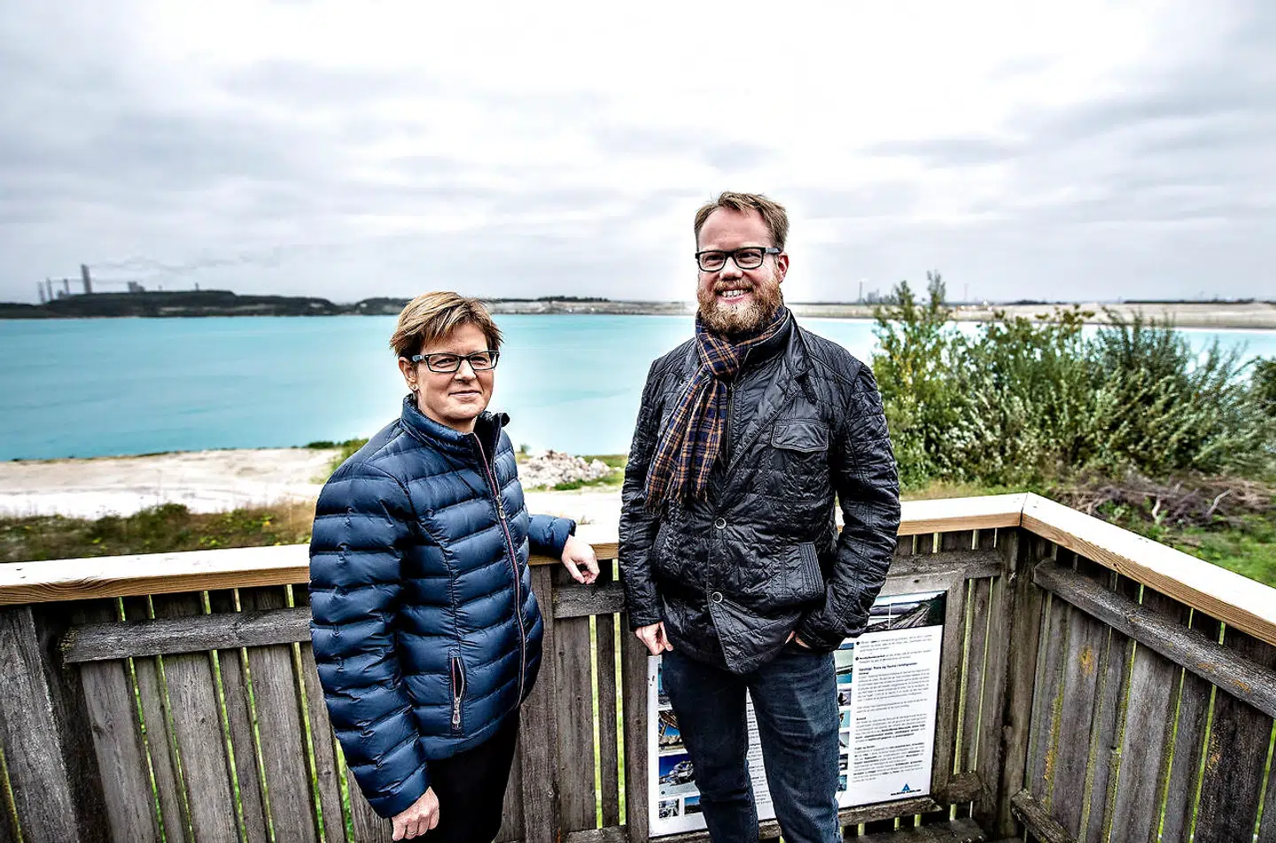 Ulla Astman, regionrådsformand for Region Nordjylland og bestyrelsesformand for Aalborg Forsyning, Lasse N.P. Olsen ses her ved den store kridtsø på Aalborg Portlands område i Aalborg Øst, onsdag 26. september 2018. En ny aftale mellem de to sørger for fjernkøling fra søen til det nye universitetshospital i Aalborg , der ligger 3, 6 km derfra. Det nye kølesystem leverer kulde og nedkøling til eksembelvis aircondition, maskiner og servere og erstatter dermed normale eldrevne køleanlæg.