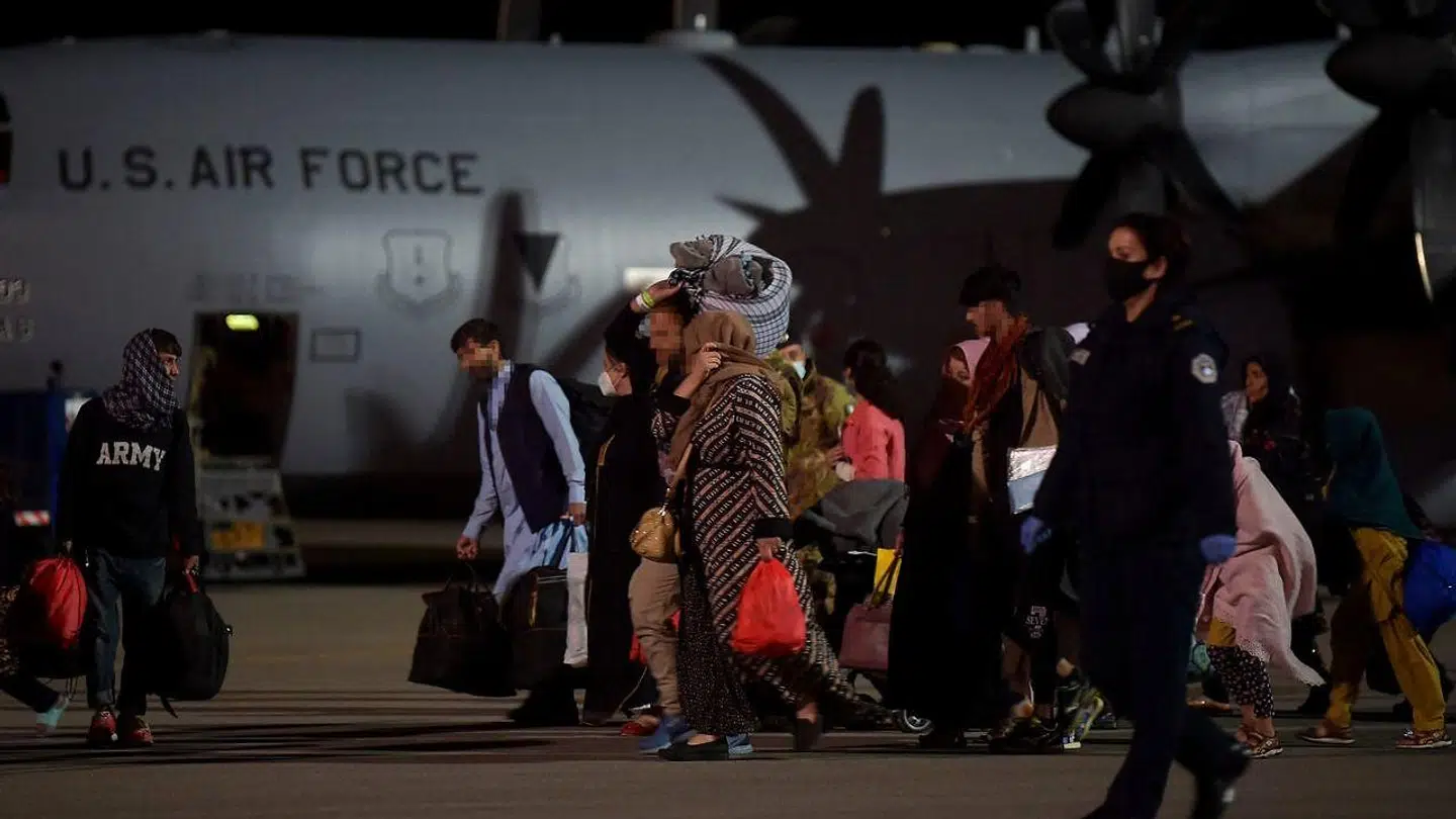 Afghanske flygtninge på vej mod et fly ud af landet i Kabuls lufthavn.
