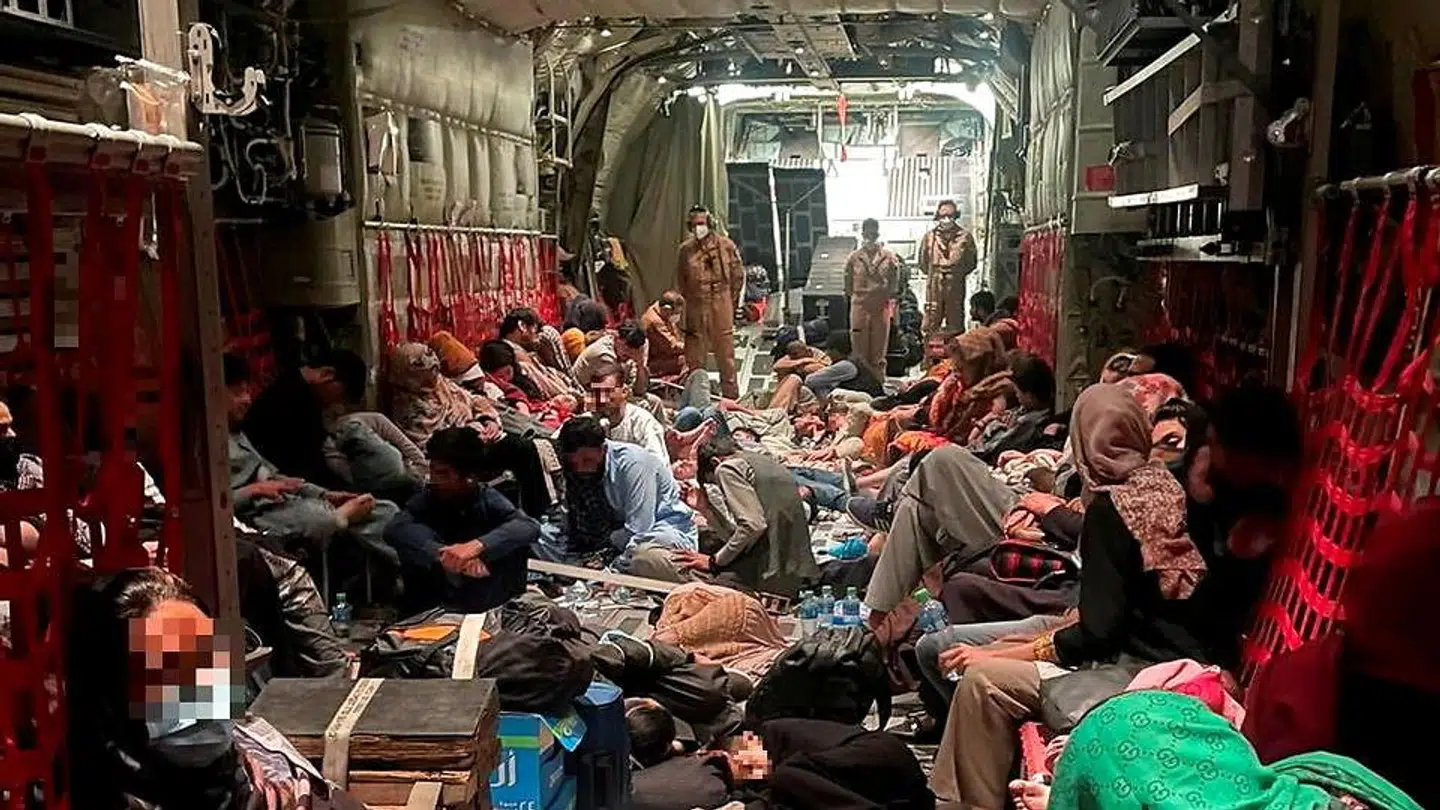 Afghanske flygtninge på vej ud af landet landet i et amerikansk militærfly.