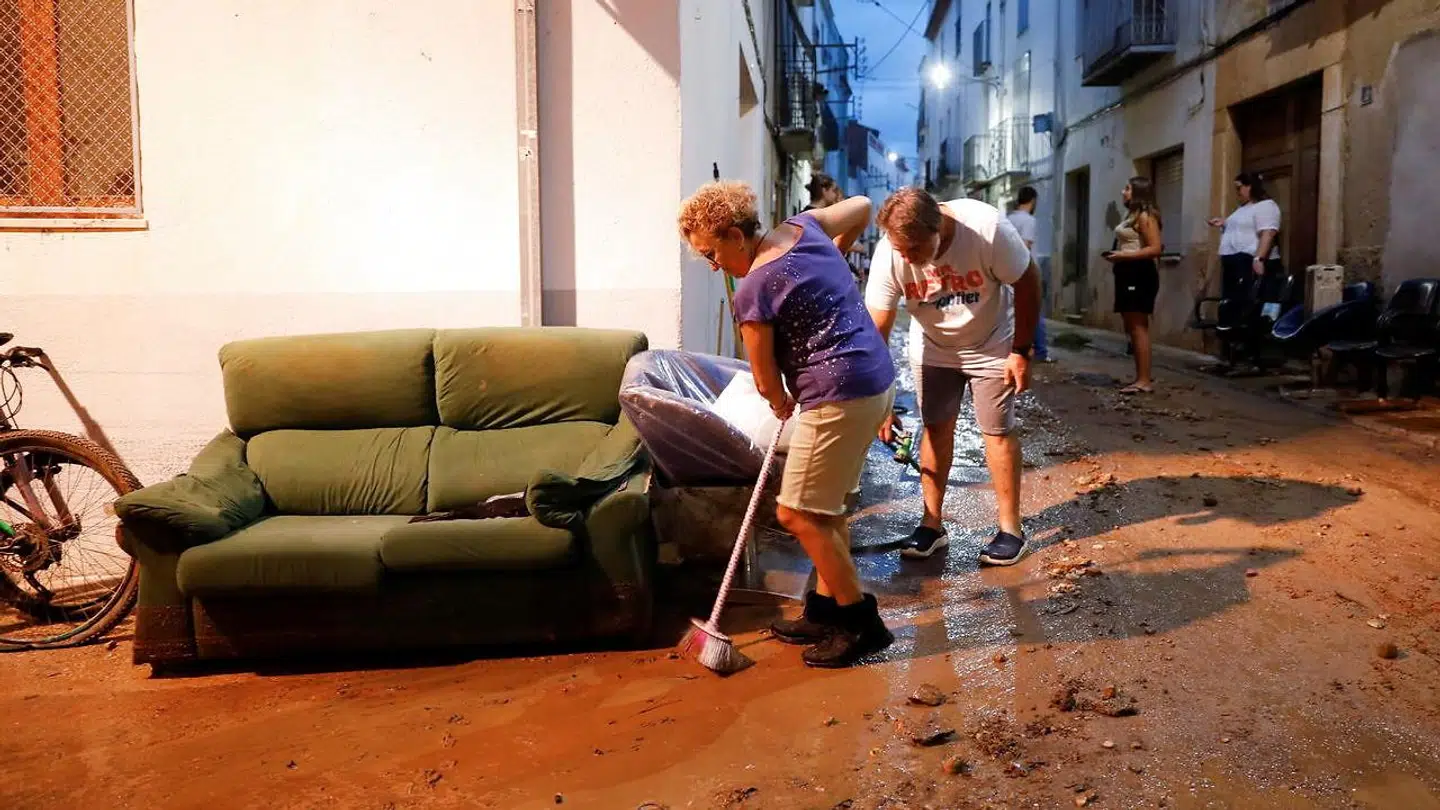 Indbyggere rydder op i Alcanar.