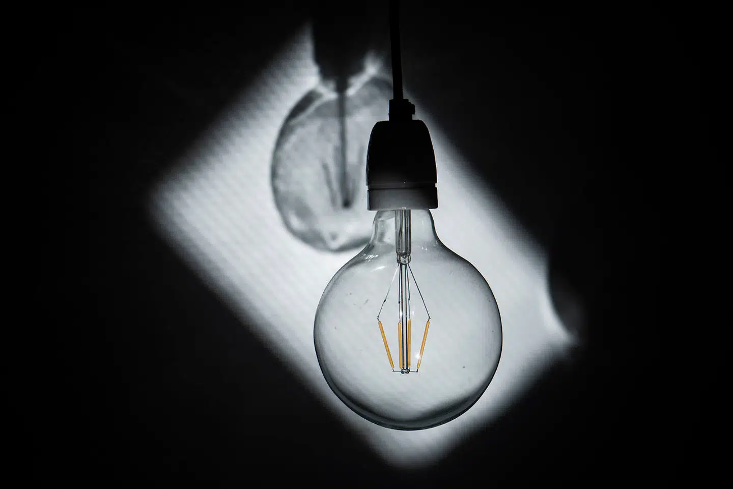 Du kan spare på energien ved at skifte gamle glødepærer ud med led-pærer.