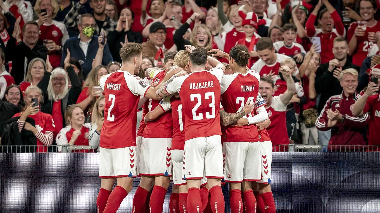 Joakim Mæhle bliver tiljublet af sine holdkammerater.