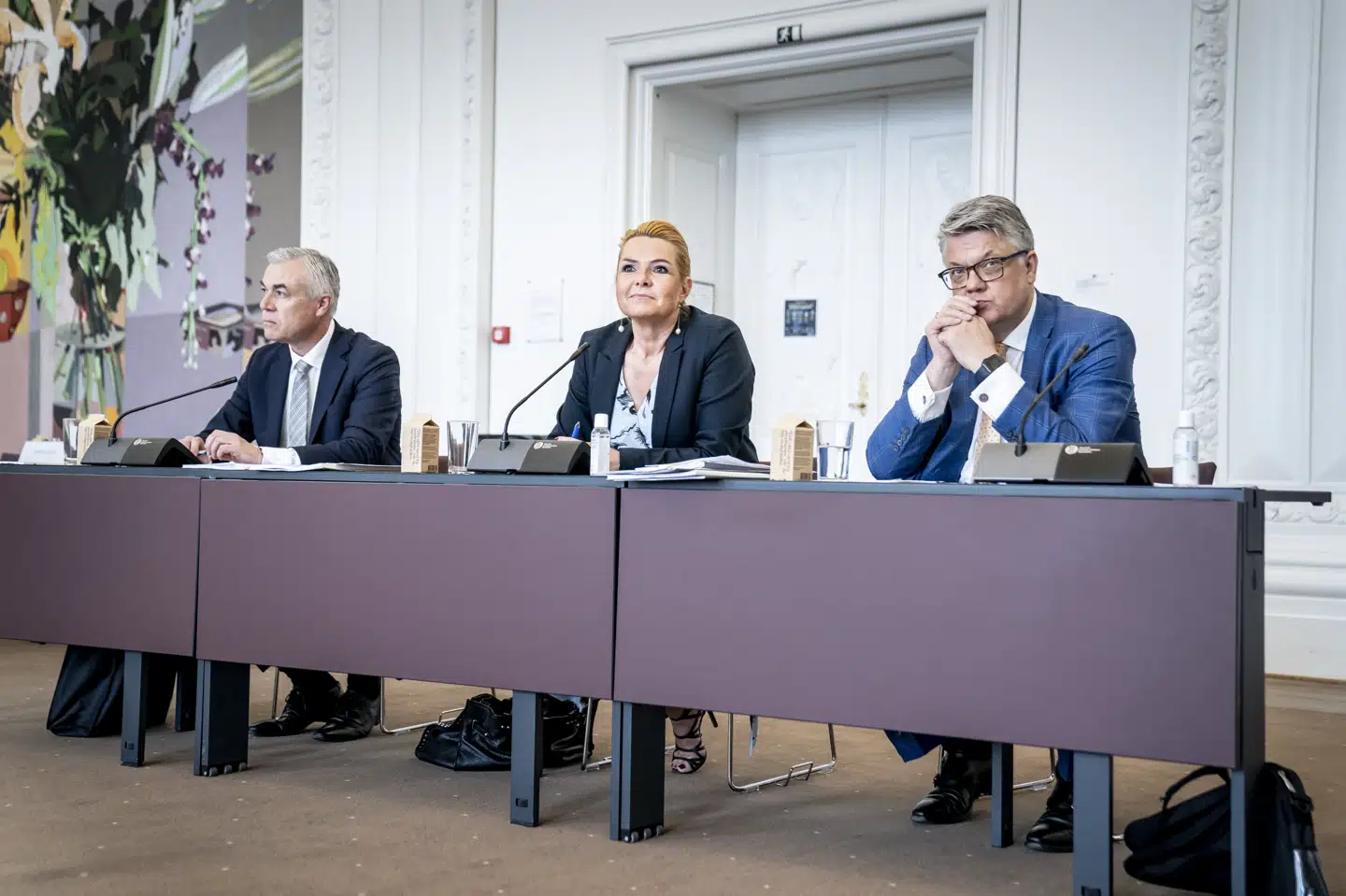 Inger Støjberg (i midten) er i Rigsretten repræsenteret af advokat Nicolai Mallet (til venstre) og advokat René Offersen (til højre). Hun vil frifindes for anklage om at have brudt loven om ministres ansvarlighed. Mads Claus Rasmussen/Ritzau Scanpix