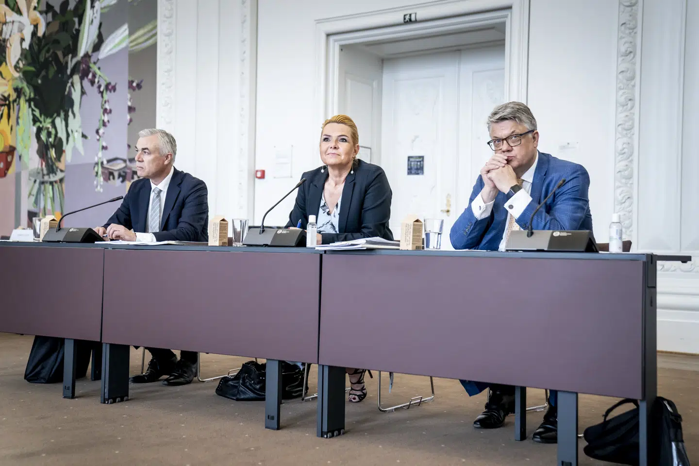 Inger Støjberg (i midten) er i Rigsretten repræsenteret af advokat Nicolai Mallet (til venstre) og advokat René Offersen (til højre). Hun vil frifindes for anklage om at have brudt loven om ministres ansvarlighed. Mads Claus Rasmussen/Ritzau Scanpix