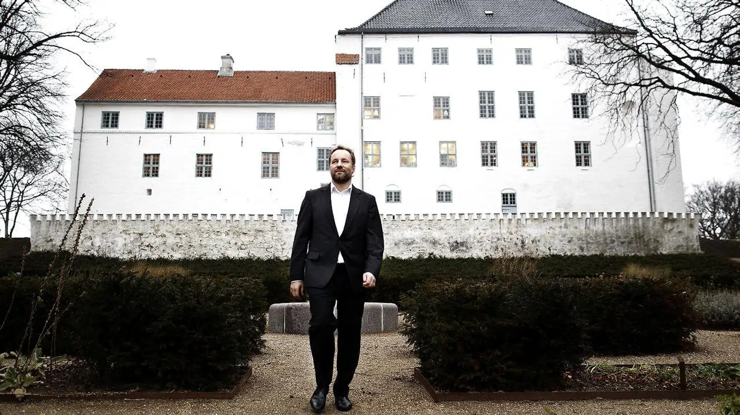 Mads Bøttgers familie har i mange generationer ejet Dragsholm Slot vest for Holbæk.