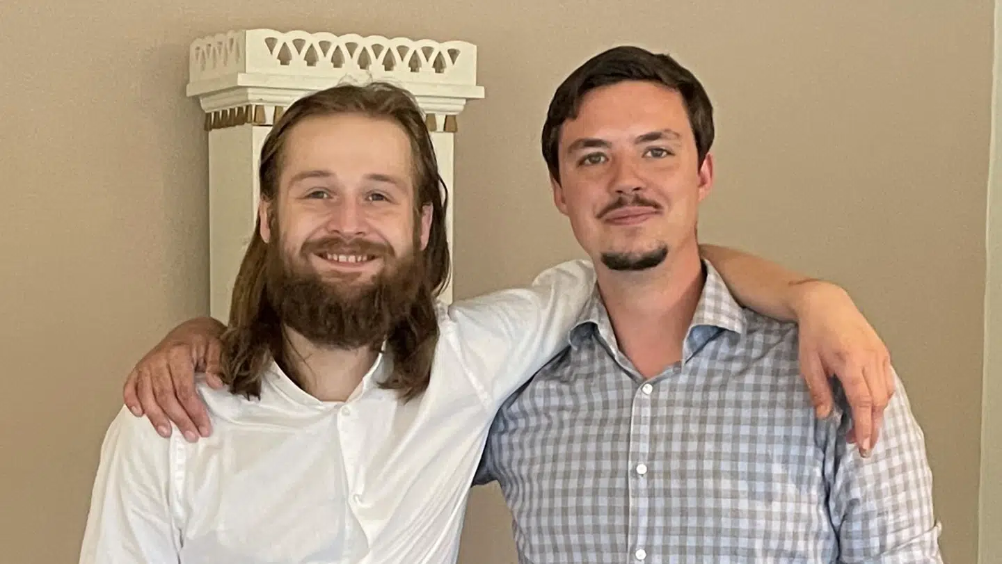 Adam Dragshiolm (tv) er ved at åbne en ny restaurant sanmen med sin kokkekollega Mads Mobley (th). Men restaurantens navn har ikke vakt begejstring.