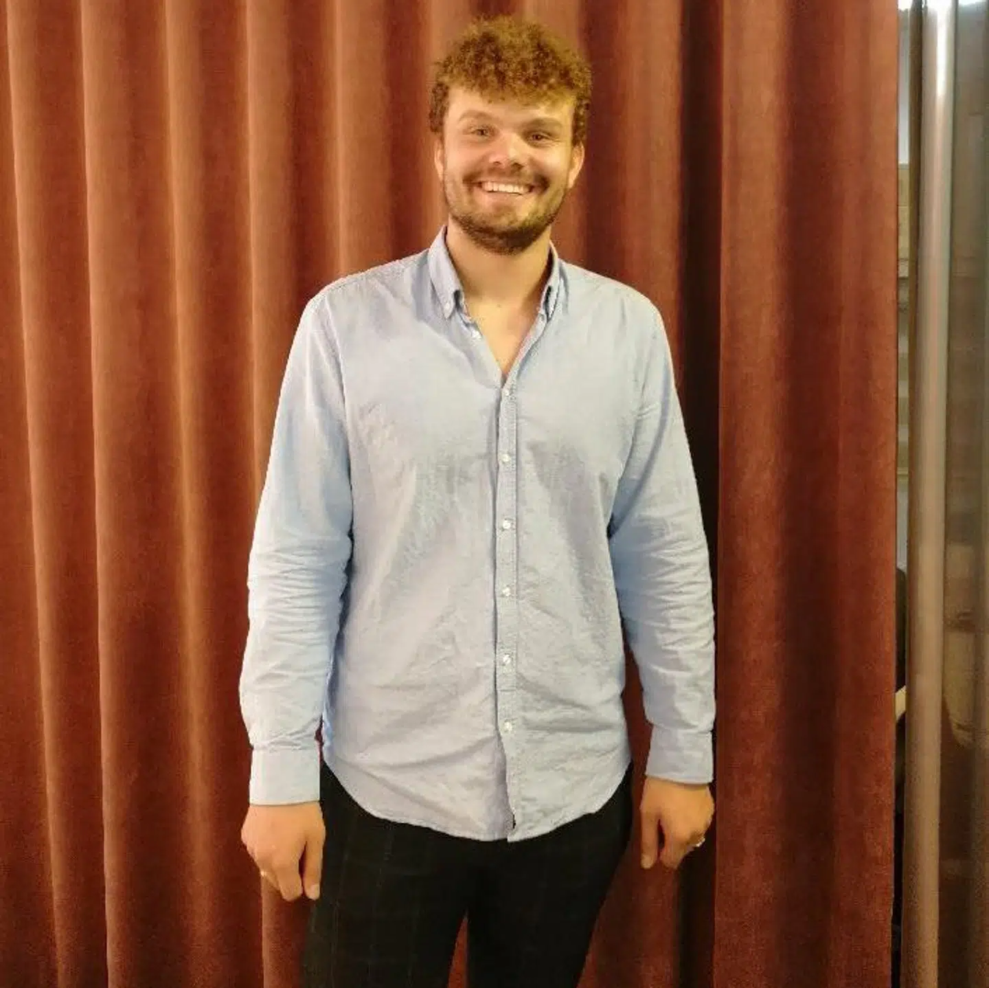 Smilet er stort hos den unge mand, der nu kan se sin ærlighed bære frugt.