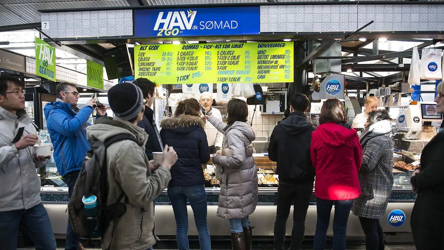 Handlende foran Fiskebutikken HAV i Torvehallerne.