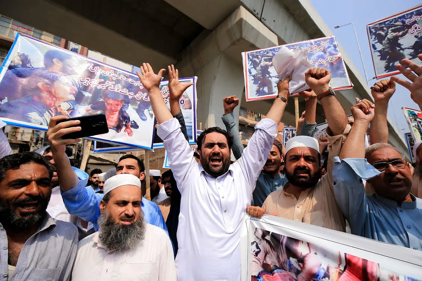 Vrede pakistanske demonstranter skælder ud på Indien. Mangeårige konfrontationer mellem Indien og Pakistan over Kashmir-området har sat forholdet mellem de to amtommagter på frysepunktet.