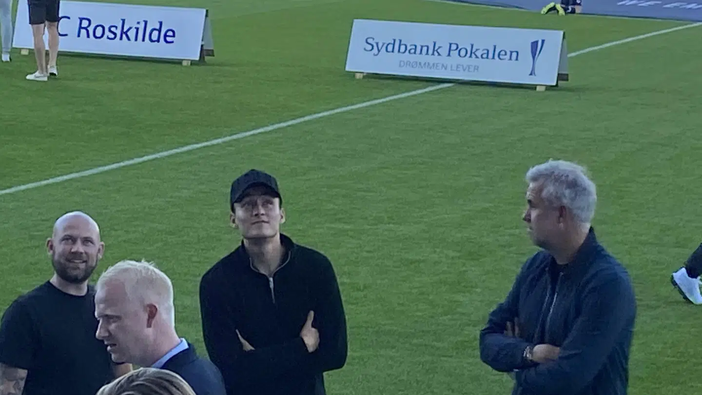 OB's nye dynamiske højreback Nico Mickelson (med kasket) tjekker sin nye hjemmebane ud før pokalkampen mod FC Roskilde, hvor han præsenteres for fansene.