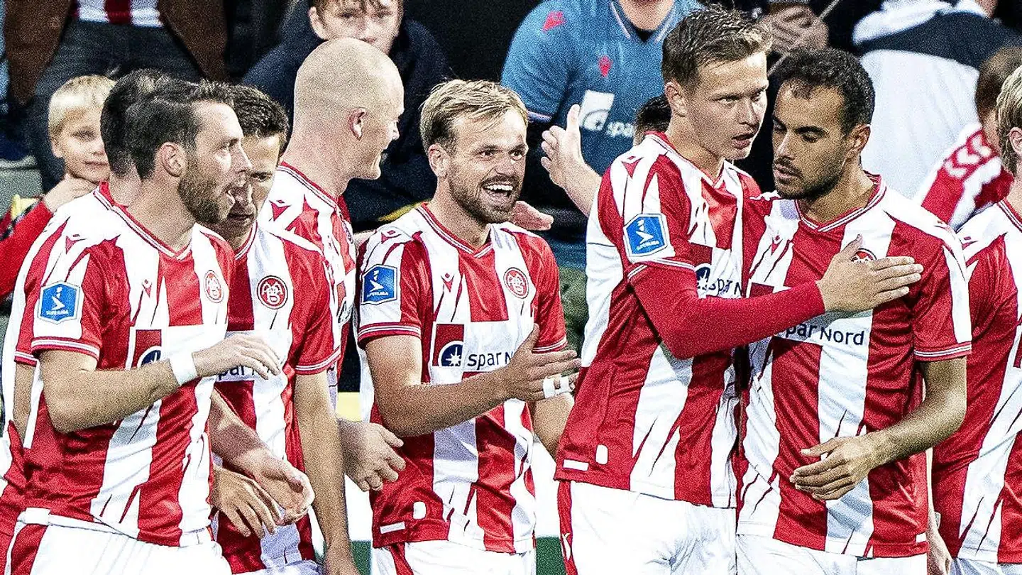 Jubel i AaB over sejrmålet mod FC Nordsjælland. Samme spillere kan juble igen efter landskampspausen, efter det lykkedes AaB at holde på profilerne.