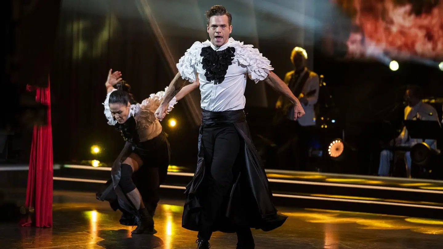 Sidste sæson af 'Vild med dans' dansede Silas Holst med skuespiller Nukâka Coster-Waldau. Sammen opnåede de en tredjeplads. Silas Holst har vundet danseprogrammet tre gange i alt, ikke mindst året forinden, hvor han vandt med skuespiller Jakob Fauerby - som programmets første par af samme køn.